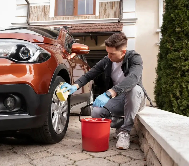 Lavage auto à domicile Le Fugeret : professionnel intervenant sur un véhicule